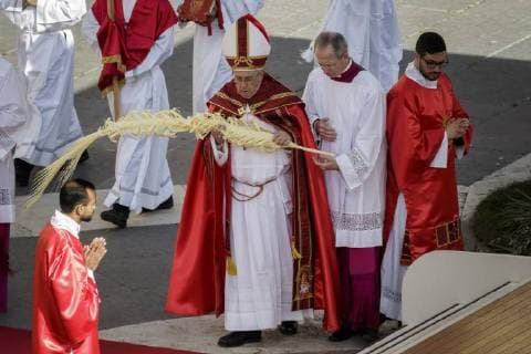 Themen der Woche Bilder des Tages Vatican:Pope Francis leads Palm Sunday celebration Pope Francis leads the Palm Sunday Celebrations in St. Peter s Square in Vatican City, Vatican on March 25, 2018. The celebration begins with a procession followed by the blessing of palms, or olive branches, which are used in Italy, symbolizing Jesus’ triumphal entrance into Jerusalem during which palm branches were laid at his feet. Vatican City Vatican Saint Peter s Square  GiuseppexCiccia