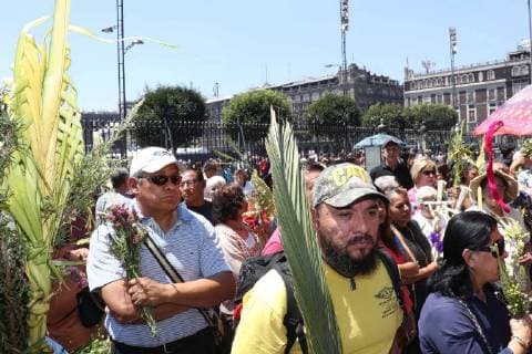 March 25, 2018 - EUM20180325REL03.JPG.CIUDAD DE MEXICO, Religion Domingo de Ramos.- Este domingo 25 de marzo de 2018, se celebra el Domingo de Ramos, en la Catedral Metropolitana, con la bendicion del cardenal Carlos Aguiar Retes. En la imagen los fieles llegan a la catedral. Fotos: Agencia EL UNIVERSAL RDB.  - ZUMAu78_ 20180325_zaf_u78_019 Copyright: xBerenicexFregosox