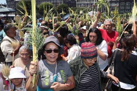 March 25, 2018 - EUM20180325REL04.JPG.CIUDAD DE MEXICO, Religion Domingo de Ramos.- Este domingo 25 de marzo de 2018, se celebra el Domingo de Ramos, en la Catedral Metropolitana, con la bendicion del cardenal Carlos Aguiar Retes. En la imagen los fieles llegan a la catedral. Fotos: Agencia EL UNIVERSAL RDB.  - ZUMAu78_ 20180325_zaf_u78_021 Copyright: xBerenicexFregosox