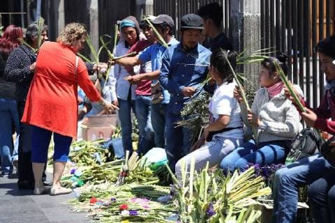 March 25, 2018 - EUM20180325REL05.JPG.CIUDAD DE MEXICO, Religion Domingo de Ramos.- Este domingo 25 de marzo de 2018, se celebra el Domingo de Ramos, en la Catedral Metropolitana, con la bendicion del cardenal Carlos Aguiar Retes. En la imagen los fieles llegan a la catedral. Fotos: Agencia EL UNIVERSAL RDB.  - ZUMAu78_ 20180325_zaf_u78_023 Copyright: xBerenicexFregosox