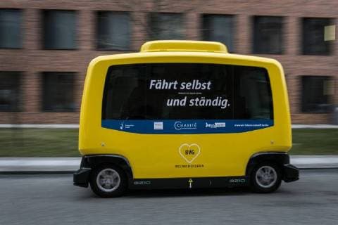 Themen der Woche Bilder des Tages Ein fahrerloser Kleinbus auf dem Gelaende der Charite in Berlin, 26.03.2018. Berlin Deutschland *** A driverless minibus on the grounds of the Charite in Berlin 26 03 2018 Berlin Germany Copyright: xFlorianxGaertner photothek.netx