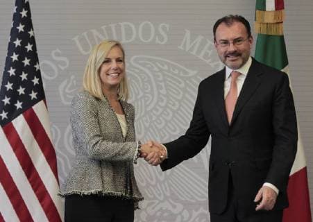 Bilder des Tages Luis Videgaray empfängt Kirstjen Nielsen in Mexiko-Stadt The Secretary of Internal Security of the United States, Kirstjen Nielsen, participates in a press conference with the Mexican Foreign Minister, Luis Videgaray (R), in the Secretary of Foreign Affairs of Mexico City, Mexico, on 26 March 2018. The relationship with the United States is defined by coincidences rather than differences, assured the Foreign Minister of Mexico, Luis Videgaray, during the visit of the Secretary of National Security of the United States, Kirstjen Nielsen. Videgaray says coincidences define Mexico-US relationship !ACHTUNG: NUR REDAKTIONELLE NUTZUNG!  Copyright: xMarioxGuzmánx MEX027 20180327-636577251555082845