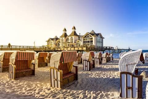Germany, Mecklenburg-Western Pomerania, Ruegen, Sellin, Sea bridge and hooded beach chairs  PUF01290