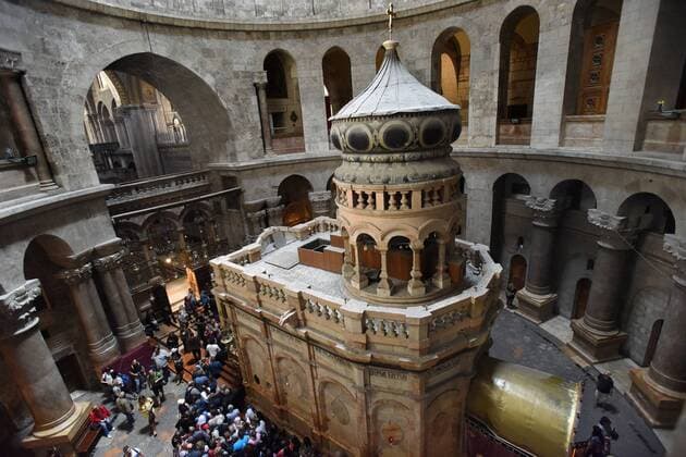 Touristen und Pilger warten am 26.03.2018 in der Grabeskirche in Jerusalem in einer Schlange vor dem Eingang zur Kapelle der Grabsgrotte Jesu. Der Ueberlieferung zufolge ist der gekreuzigte Christus hier begraben worden und wiederauferstanden. Die Grabeskirche ueberwoelbt das Grab Christi und Golgota (Golgatha), die Schaedelstaette . Grabeskirche in Jerusalem *** Tourists and pilgrims are waiting on 26 03 2018 in the Church of the Holy Sepulcher in Jerusalem in line at the entrance to the chapel of the tomb of Jesus According to tradition, the crucified Christ was buried here and resurrected. The Holy Sepulcher, the tomb of Christ and Golgotha u200b u200bGolgotha, the Church of the Holy Sepulcher in Jerusalem Copyright: epd-bild DebbiexHill EDITORIAL USE ONLY