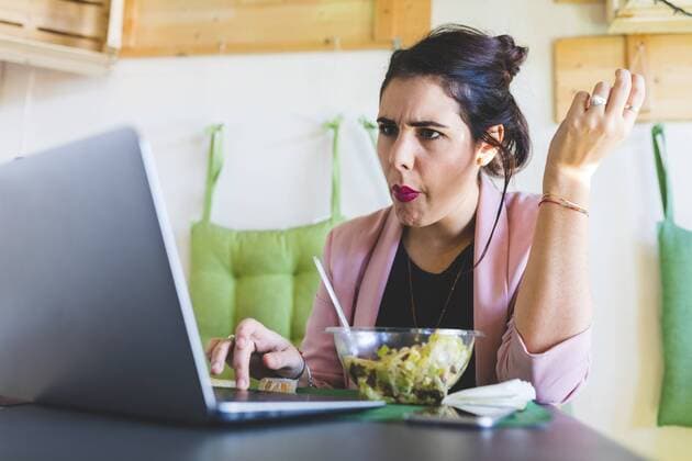 Young businesswoman having healthy lunch and using laptop model released Symbolfoto  WPEF00131