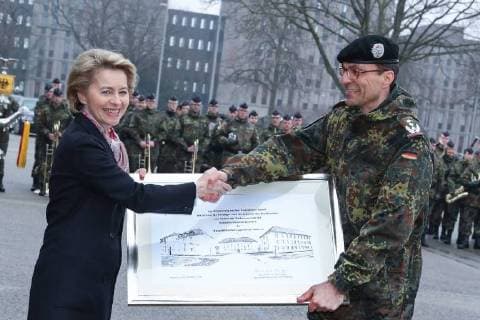 Themen der Woche Bilder des Tages Hannover, 28.03.2018, Umbenennung der Emmich-Cambrai-Kaserne in Hauptfeldwebel-Lagenstein-Kaserne, Schule für Feldjäger und Stabsdienst der Bundeswehr; Bundesministerin der Verteidigung, Ursula von der Leyen, Ursula von der Leyen (CDU), Bundesministerin der Verteidigung, hält zusammen mit Oberst Dirk Waldau, Kommandeur der Schule für Feldjäger und Stabsdienst der Bundeswehr, eine Urkunde zur Umbenennung der Emmich-Cambrai-Kaserne in der Händen, *** Hanover 28 03 2018 Re-naming of the Emmich Cambrai Barracks in Sergeant Major Lagenstein Barracks School for Federal Armed Forces and Staff of the Federal Armed Forces Ursula von der Leyen Ursula von der Leyen CDU Federal Minister of Defense together with Colonel Dirk Waldau commander of the school for field fighters and staff of the Bundeswehr a certificate for the renaming of the Emmi