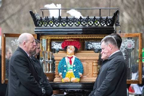 Themen der Woche Bilder des Tages March 28, 2018 - Liverpool, Merseyside, UK - Liverpool, UK. The horse drawn cortege , with a floral Diddy Man propped up against the coffin , arrives at Liverpool Cathedral for the funeral of comedian and performer Sir Ken Dodd , who died on 11th March 2018 at the age of 90 Liverpool UK  - ZUMAl94_ 20180328_zaf_l94_082 Copyright: xJoelxGoodmanx