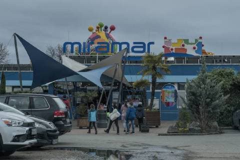 Miramar Schwimmbad News , Deutschland, Badenwürtemberg, Weinheim, Miramar, March 28. Eine 31-jährige Frau soll am Freitagabend im Freizeitbad Miramar vergewaltigt worden sein. Laut Polizei ist der mutmaßliche Täter 37 Jahre alt und stammt aus der Ukraine. *** Miramar Swimming Pool News Germany Baden-Württemberg Weinheim Miramar March 28 A 31-year-old woman is said to have been raped on Friday evening at Miramar leisure bath. According to police, the alleged perpetrator is 37 years old and from Ukraine