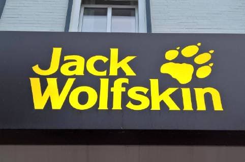 Jack Wolfskin Equipment for Draussen GmbH and Co KG aA manufactures functional clothing outdoor equipment such as backpacks, tents and shoes The company based in Idstein in the Taunus is one of the largest suppliers of outdoor equipment. Foto Jack Wolskin Logo