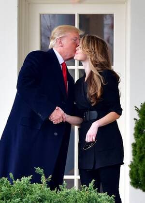 Themen der Woche Bilder des Tages President Donald Trump kisses outgoing Communications Director Hope Hicks as Trump departs the White House for a day trip to Ohio to deliver remarks on his administration s infrastructure plan, on March 29, 2018 in Washington, D.C.  WAP20180329305 KEVINxDIETSCH