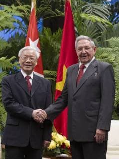 Cuba s President Raul Castro (R) poses shaking hand with Secretary General of Vietnam Communist Party Nguyen Phu Trong (L) during a meeting at the Revolucion Presidential Palace in Havana, Cuba, 29 March 2018. Nguyen Phu Trong is on a two day official visit to Cuba to strengthen relations between the two countries. Secretary General of Vietnam Communist Party visits Cuba !ACHTUNG: NUR REDAKTIONELLE NUTZUNG!  Copyright: xErnestoxMastrascusa POOLx HAB02 20180330-636579833345080013