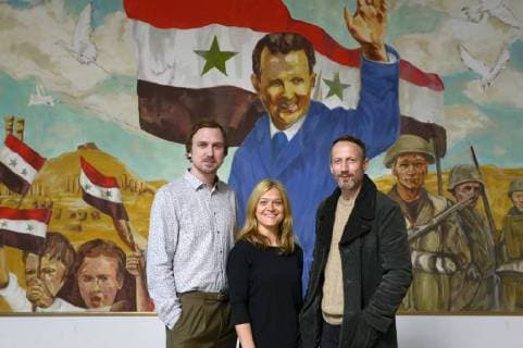 Themen der Woche Lars Eidinger, Barbara Eder und Wotan Wilke Möhring beim Fototermin am Set der ZDF TV-Serie West of Liberty in Bonn-Friesdorf. Bonn, 29.03.2018 *** Lars Eidinger Barbara Eder and Wotan Wilke Möhring at the photo shoot on the set of the ZDF TV series West of Liberty in Bonn Friesdorf Bonn 29 03 2018 Foto:xP.xMertensx xFuturexImage
