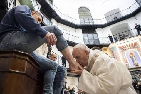 Themen der Woche Bilder des Tages NO FRANCE - NO SWITZERLAND: March 30, 2018 : Pope Francis washed the feet of 12 prisoners Christians, Muslims and one Buddhist at the Mass of Our Lord s Supper on Easter Holy Thursday afternoon at Regina Coeli prison in Rome. EDITORIAL USE ONLY. NOT FOR SALE FOR MARKETING OR ADVERTISING CAMPAIGNS.  Copyright: xÂ©ServizioFotograficoOR CPPx xIPx xCatholicxPressxPhotox