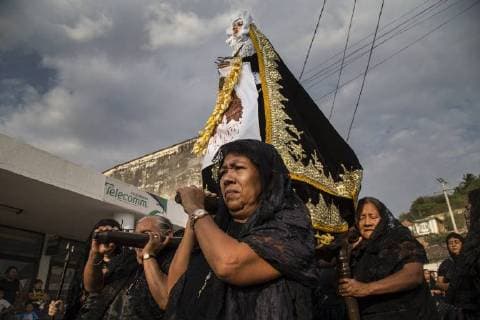 Women take part in the Santo Entierro procession during the Good Friday as part of Holy Week in Itsmo de Tehuantepec, state of Oaxaca, Mexico, 30 March 2018. Good Friday is observed as the crucifixion of Jesus, two days before Easter Sunday. Good Friday in Itsmo de Tehuantepec, Mexico !ACHTUNG: NUR REDAKTIONELLE NUTZUNG!  Copyright: xLuisxVillalobosx MEX77 20180331-636580690894585612