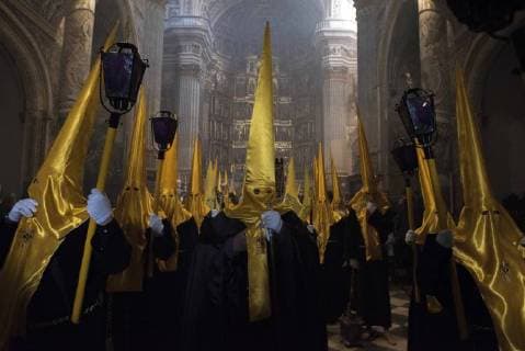 Themen der Woche Bilder des Tages March 30, 2018 - Granada, Spain - Penitent from La Soledad brotherhood in the Jeronimos Monastery before taking part in the Good Friday procession..Every year thousands of christians believers celebrates the Holy Week of Easter with the crucifixion and resurrection of Jesus Christ. Granada Spain - ZUMAs197 20180330_zaa_s197_068 Copyright: xCarlosxGilx