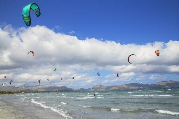 Kitesurfing, Alcudia beach. Mallorca (Majorca), Balearic Islands, Spain, Mediterranean, Europe Copyright: MarcoxSimoni 718-2252