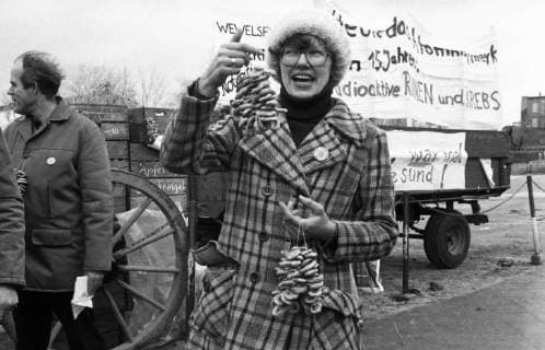 Kernkraftgegner demonstrieren 1977 DEU, Deutschland, Itzehoe: Mehr als 20.000 Gegner der Kernkraft demonstrierten in Itzehoe gegen ein AKW in Brokdorf am 19.02.1977. DEU, Germany, Itzehoe: More than 20,000 opponents of nuclear power demonstrated in Itzehoe against a nuclear power plant in Brokdorf on 19.02.1977 Schleswig-Holstein