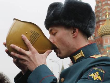 Bilder des Tages MOSCOW, RUSSIA - MARCH 31, 2018: The 2013-2018 graduating cohort of students of the Moscow Military Music School drink from a helmet as they celebrate in Red Square. Mikhail Metzel TASS  TS07A187
