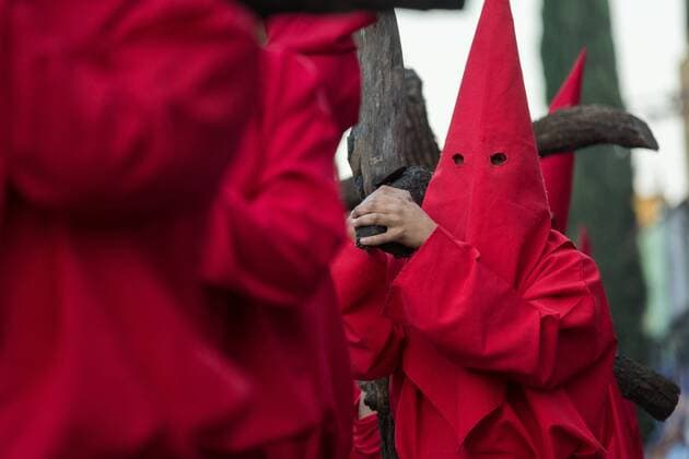 March 31, 2018 - QuereTaro, Queretaro, Mexico - Hooded penitents carry a heavy wooden crosses through the city streets during the Procession of Silence as part of Holy Week March 30, 2018 in Queretaro, Mexico. The penitents, known as Nazarenes, carry heavy crosses and drag chains in a four hour march to recreate the pain and suffering during the passion of Christ. QuereTaro Mexico - ZUMAe02_ 20180331_zaf_e02_004 Copyright: xRichardxEllisx