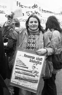 Kernkraftgegner demonstrieren 1977 DEU, Deutschland, Itzehoe: Mehr als 20.000 Gegner der Kernkraft demonstrierten in Itzehoe gegen ein AKW in Brokdorf am 19.02.1977. DEU, Germany, Itzehoe: More than 20,000 opponents of nuclear power demonstrated in Itzehoe against a nuclear power plant in Brokdorf on 19.02.1977 Schleswig-Holstein