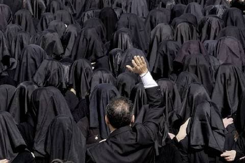Themen der Woche Bilder des Tages Canosa di Puglia, penitent women dressed in black walk and sing religious songs during the procession called Desolata in Canosa di Puglia, southern Italy, on Holy Saturday. The procession, in honor of the Virgin Mary, recalls the pain of the Virgin after the crucifixion of Jesus Christ. 31 03 2018, Canosa di Puglia, Italy  Copyright: xMarioxLaportax xIPAx xKontrolabx