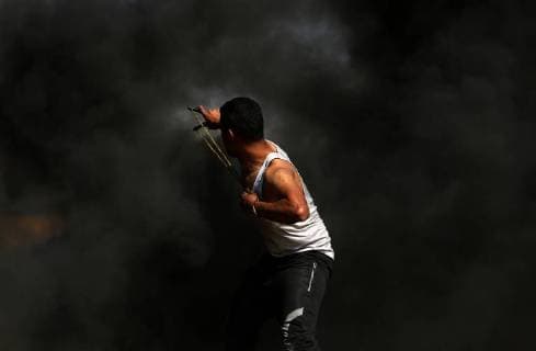Themen der Woche Bilder des Tages March 31, 2018 - Khan Younis, Gaza Strip, Palestinian Territory - A Palestinian protester hurls stones toward Israeli soldiers during a protest along the border with Israel, east of Khan Yunis, in the southern Gaza Strip on March 31, 2018. The UN Security Council heard fears of a further escalation in Israeli-Palestinian violence in the Gaza Strip during emergency talks Friday despite a failure to agree a joint statement on deadly clashes Khan Younis Palestinian Territory - ZUMAap3_ 20180331_zaf_ap3_253 Copyright: xYasserxQudihx