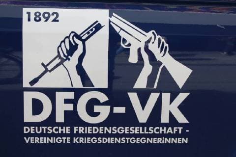 Stuttgart Ostermarsch, Demo und Kundgebung des Friedensnetz Baden Wuerttemberg in Stuttgart, 31.03.2018. DFG-VK, Deutsche Friedensgesellschaft vereinigte Kriegsdienstgegnerinnen. *** Stuttgart Ostermarsch Demo and rally of the peace network Baden Wuerttemberg in Stuttgart 31 03 2018 DFG VK German peace society united war gun opponents Copyright: xHauenschildx xEibner-Pressefotox EP_rhd