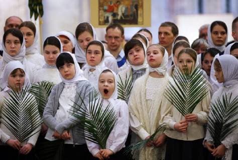 Themen der Woche Bilder des Tages ST PETERSBURG, RUSSIA - APRIL 1, 2018: Children seen before a religious procession marking Orthodox Palm Sunday by St Isaac s Cathedral in central St Petersburg; pupils of Sunday schools and church schools take part in the procession. The Russian Orthodox Church celebrates feast days according to the Julian calendar. Peter Kovalev TASS  TS07A271