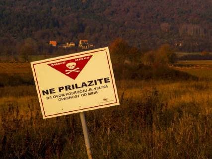 Schild Achtung Landminen, Minen, Kroatien, Balkankrieg, Krieg *** Shield attention land mines mines Croatia Balkan War Copyright: xSIMIx ALLWS622470