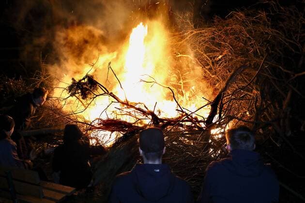 01 04 2018 Easter fire in the village of Herleshausen Nesselröden As every year, many residents meet on Easter Sunday for the traditional Easter fire, the Easter Fire