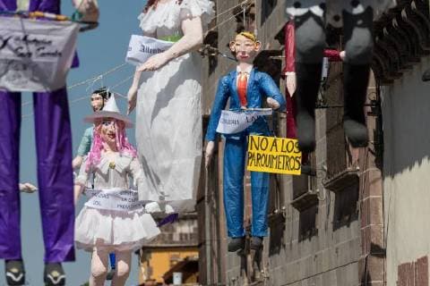 April 1, 2018 - San Miguel De Allende, Guanajuato, Mexico - An effigy of U.S. President Donald Trump hangs in the Plaza Allende with other paper dolls in preparation for the Burning of Judas Easter-time ritual marking the end of Holy Week April 1, 2018 in San Miguel de Allende, Mexico. While the tradition includes burning a paper effigy of Judas a recent popular addition has been paper doll caricatures of Donald Trump across Mexico. The doll is holding a sign saying No Wall in reference to the Trump border wall. San Miguel De Allende Mexico - ZUMAe02_ 20180401_zaf_e02_002 Copyright: xRichardxEllisx