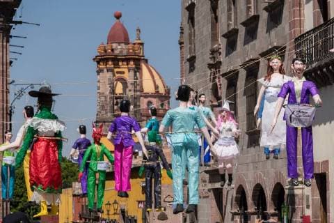 April 1, 2018 - San Miguel De Allende, Guanajuato, Mexico - Paper doll effigies hang in the Plaza Allende in preparation for the Burning of Judas Easter-time ritual marking the end of Holy Week April 1, 2018 in San Miguel de Allende, Mexico. San Miguel De Allende Mexico - ZUMAe02_ 20180401_zaf_e02_003 Copyright: xRichardxEllisx
