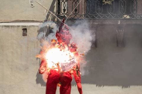 April 1, 2018 - San Miguel De Allende, Guanajuato, Mexico - A paper doll effigy of the devil explodes during the Burning of Judas Easter-time ritual marking the end of Holy Week in the Plaza Allende April 1, 2018 in San Miguel de Allende, Mexico. San Miguel De Allende Mexico - ZUMAe02_ 20180401_zaf_e02_005 Copyright: xRichardxEllisx