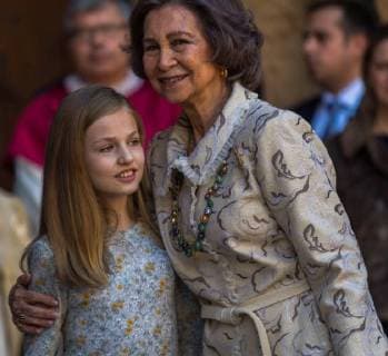 Themen der Woche Spain s Emeritus Queen Sofia hugs her granddaughter Crown Princess Leonor as they attend the Easter Sunday mass in the cathedral in Palma de Mallorca, Balearic Islands, eastern Spain, 01 April 2018. Spanish royal family attends Easter Sunday mass in Palma de Mallorca !ACHTUNG: NUR REDAKTIONELLE NUTZUNG!  Copyright: xCatixCladerax PM39 20180402-636582557217459430