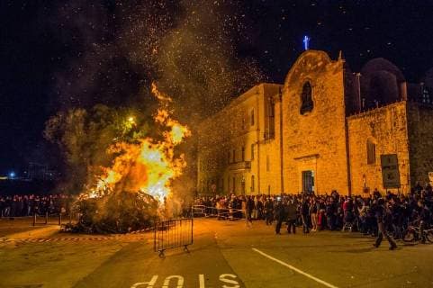 Bilder des Tages Italy: First Crucifer - Noicattaro At 20.00 from the Church of the Madonna della Lama - Noicattaro, begins the procession of the First Crucifer, the oldest Crociferous (not for his age, but for the years accumulated in the penitence of bearer ); he has the privilege of being accompanied by a small crowd, surrounded by torches and trozzue (wooden raganelle) dragged by the children. All this, most probably, wants to remember the escort of the Praetorians and the shouting mockery of the crowd that accompanied Jesus along the painful going from Caiaphas to Pilate, before the condemnation. The Crucifers, emblematic figures of the Nojan Holy Week, wear a black habit, with a hood that covers the face, carry a crown of thorns on the head, drag an iron chain to the foot barefoot and take a heavy cross on the shoulder that digs painful and deep  DavidexPischettola