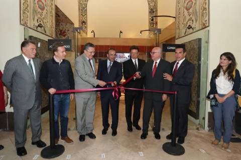 April 2, 2018 - EUM20180402ACT01.JPG.CIUDAD DE MEXICO, Museum Museo Carpizo.- Este lunes 2 de abril de 2018, se inaugura la Sala Jorge Carpizo del Museo de las Constituciones, en la colonia Centro. En la imagen, segundo de izq. a der.: Manuel Velasco, gobernador de Chispas; Luis Raul Gonzalez, titular de la Comision Nacional de los Derechos Humanos; Alfonso Navarrete Prida, secretario de Gobernacion; Alberto Vital, coordinador de Humanidades de la UNAM; Jose Narro, secretario de Salud; Alejandro Moreno, gobernador de Campeche y familiares de Jorge Carpizo. Foto: Agencia EL UNIVERSAL Berenice Fragoso RDB.  - ZUMAu78_ 20180402_zaf_u78_021 Copyright: xBerenicexFregosoxElxUniversalx