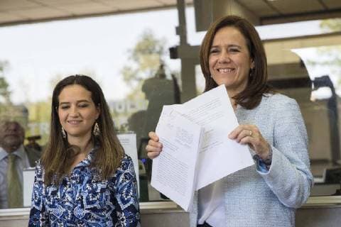 April 2, 2018 - EUM20180402POL17.JPG.CIUDAD DE MEXICO, Elections Elecciones Zavala.- Este lunes 2 de abril de 2018, Magarita Zavala (der.), candidata independiente a la Presidencia de Mexico, acompanada por su representante ante el Instituto Nacional Electoral (INE), Fernanda Caso (izq.) y su jefe de oficina, Jorge Camacho, acude al INE para presentar dos impugnaciones para poder obtener mas spots y financiamiento en la contienda. Foto: Agencia EL UNIVERSAL Yadin Xolalpa RDB.  - ZUMAu78_ 20180402_zaf_u78_030 Copyright: xYadinxXolalpax