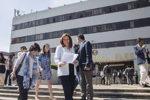 April 2, 2018 - EUM20180402POL18.JPG.CIUDAD DE MEXICO, Elections Elecciones Zavala.- Este lunes 2 de abril de 2018, Magarita Zavala, candidata independiente a la Presidencia de Mexico, acompanada por su representante ante el Instituto Nacional Electoral (INE), Fernanda Caso y su jefe de oficina, Jorge Camacho, acude al INE para presentar dos impugnaciones para poder obtener mas spots y financiamiento en la contienda. Foto: Agencia EL UNIVERSAL Yadin Xolalpa RDB.  - ZUMAu78_ 20180402_zaf_u78_031 Copyright: xYadinxXolalpax