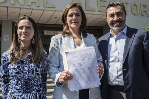 April 2, 2018 - EUM20180402POL19.JPG.CIUDAD DE MEXICO, Elections Elecciones Zavala.- Este lunes 2 de abril de 2018, Magarita Zavala (centro), candidata independiente a la Presidencia de Mexico, acompanada por su representante ante el Instituto Nacional Electoral (INE), Fernanda Caso (izq.) y su jefe de oficina, Jorge Camacho (der.), acude al INE para presentar dos impugnaciones para poder obtener mas spots y financiamiento en la contienda. Foto: Agencia EL UNIVERSAL Yadin Xolalpa RDB.  - ZUMAu78_ 20180402_zaf_u78_032 Copyright: xYadinxXolalpax