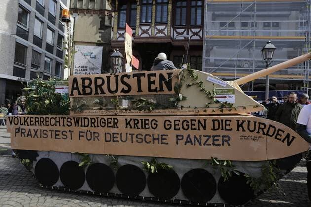Bilder des Tages Germany: Easter march in Frankfurt Activists have built a tank from cardboard, to protest against the delivery of German tanks to the Turkish army, which are used in the war against the Kurds. Thousands of people from several peace organisations as well as different parties and trade unions marched under this year’s slogan make peace - disarmament instead of armament’ trough Frankfurt at the traditional Eastermarch for peace and against war. The march ended with a rally at the central Römerberg square outside the City Hall of Frankfurt. Frankfurt Hesse Germany  MichaelxDebets