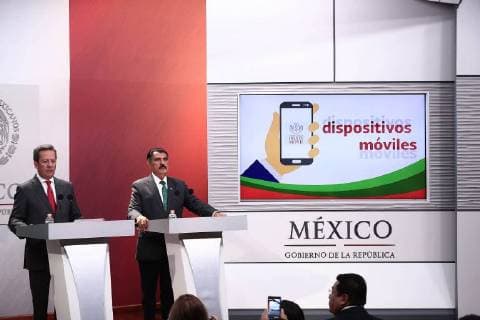 April 2, 2018 - EUM20180402TEC02.JPG.CIUDAD DE MEXICO, Technology Tecnologia-ISSSTE.- El vocero de la presidencia de la Republica, Eduardo Sanchez, acompanado del director del Instituto de Seguridad y Servicios Sociales de los Trabajadores del Estado, Florentino Castro Lopez, en la presentacion de la aplicacion ISSSTE Digital, en la residencia oficial de Los Pinos, el lunes 2 de abril de 2018. Foto: Agencia EL UNIVERSAL RCC.  - ZUMAu78_ 20180402_zaf_u78_049 Copyright: xAlejandroxAcostax