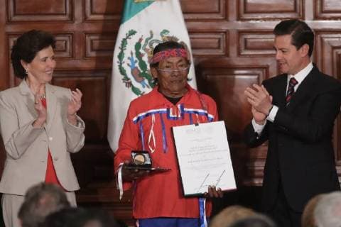 April 2, 2018 - EUM201804CUL04.JPG.CIUDAD DE MEXICO, Award Arts Premios Artes .- La tarde de este lunes 2 de abril de 2018, el presidente Enrique Pena Nieto, hace la entrega del Premio Nacional de Ciencias, Artes y Literatura 2017. En la imagen: el galardonado Francisco Barnett Astorga, Premio Nacional de Artes y Literatura, en el campo de artes y tradiciones populares. Foto: Agencia EL UNIVERSAL Lucia Godinez RDB.  - ZUMAu78_ 20180402_zaf_u78_059 Copyright: xLucoÂAxGodinezx