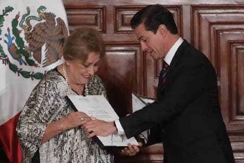 April 2, 2018 - EUM201804CUL03.JPG.CIUDAD DE MEXICO, Award Arts Premios Artes .- La tarde de este lunes 2 de abril de 2018, el presidente Enrique Pena Nieto, hace la entrega del Premio Nacional de Ciencias, Artes y Literatura 2017. En la imagen: la galardonada Mercedes de la Garza y Camino, Premio Nacional de Artes y Literatura, en el campo de historia, ciencias sociales y filosofia. Foto: Agencia EL UNIVERSAL Lucia Godinez RDB.  - ZUMAu78_ 20180402_zaf_u78_060 Copyright: xLucoÂAxGodinezx