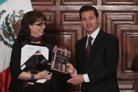 April 2, 2018 - EUM201804CUL01.JPG.CIUDAD DE MEXICO, Award Arts Premios Artes .- La tarde de este lunes 2 de abril de 2018, el presidente Enrique Pena Nieto, hace la entrega del Premio Nacional de Ciencias, Artes y Literatura 2017. En la imagen: Maria Elena Ãlvarez recibe su Premio Nacional de Ciencias, en el campo de ciencias fisico matematicas y naturales. Foto: Agencia EL UNIVERSAL Lucia Godinez RDB.  - ZUMAu78_ 20180402_zaf_u78_061 Copyright: xLucoÂAxGodinezx