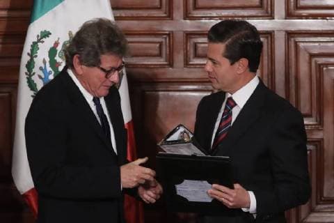 April 2, 2018 - EUM201804CUL05.JPG.CIUDAD DE MEXICO, Award Arts Premios Artes .- La tarde de este lunes 2 de abril de 2018, el presidente Enrique Pena Nieto, hace la entrega del Premio Nacional de Ciencias, Artes y Literatura 2017. En la imagen: el galardonado Nicolas Echavarria, Premio Nacional de Artes y Literatura, en el campo de las bellas artes. Foto: Agencia EL UNIVERSAL Lucia Godinez RDB.  - ZUMAu78_ 20180402_zaf_u78_064 Copyright: xLucoÂAxGodinezx
