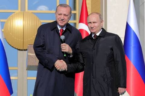 Bilder des Tages ANKARA, TURKEY - APRIL 3, 2018: Russia s President Vladimir Putin (R) and Turkey s President Recep Tayyip Erdogan shake hands during a videoconference to launch the construction of the first reactor of the Akkuyu nuclear power station. Mikhail Klimentyev Russian Presidential Press and Information Office TASS  TS07A651