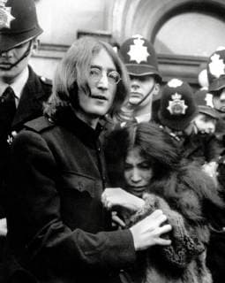 John Lennon (The Beatles) in London with wife Yoko Ono 1968 File Reference 33536_816THA For Editorial Use Only - All Rights Reserved Hollywood CA USA  Copyright: xCinemaxPublishersxCollection ThexHollywoodxArchivex 33536_816THA