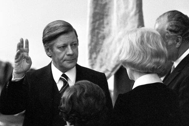 Helmut SCHMIDT (li.) bei der Vereidigung zum Bundeskanzler am 16.05.1974 im Deutschen Bundestag in Bonn, Schmidt leistet seinen Amtseid vor der Bundestagspraesidentin Annemarie RENGER, Der ehemalige Hamburger Innensenator Helmut SCHMIDT (1961-1965) war von 1969-1972 Bundesverteidigungsminister und von 1972-1974 Bundesfinanzminister. Nach dem Ruecktritt von Willy Brandt im Jahr 1974 wurde Schmidt Bundeskanzler. Durch ein konstruktives Misstrauensvotum 1982 kam es zu seinem Sturz. Sein Nachfolger im Amt des Bundeskanzler wurde Helmut Kohl (CDU). *** Helmut SCHMIDT li at the swearing-in to the Federal Chancellor on 16.05.1974 in the German Bundestag in Bonn Schmidt takes his oath of office to the Bundestag President Annemarie RENGER The former Hamburg Interior Senator Helmut SCHMIDT 1961 1965 was from 1969 1972 Minister of Defense and fr