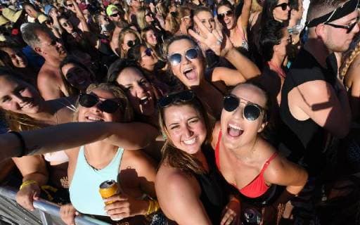 April 6, 2018 - Fort Lauderdale, FL, USA - Country music fans enjoy Lee Brice at the Tortuga Music Festival in Fort Lauderdale, Fla., on Friday, April 6, 2018. Fort Lauderdale USA - ZUMAm67_ 20180406_zaf_m67_118 Copyright: xJimxRassolx