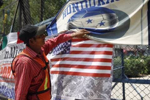 Members of the caravan Migrant Way of the Cross protest in front of the US Embassy in Mexico City, Mexico, 07 April 2018. The protestors from Oaxaca and Puebla demanded a change in the US immigration policy. Members of the migrant caravan protest at the Mexican capital !ACHTUNG: NUR REDAKTIONELLE NUTZUNG!  Copyright: xSashenkaxGutierrezx MEX03 20180407-636587384682484252